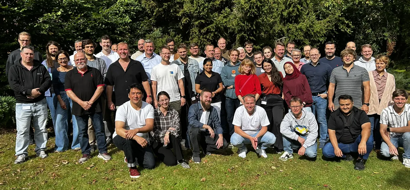 Gruppenfoto im Garten: rund fünfzig Menschen nach einem gemeinsamen Visionstag